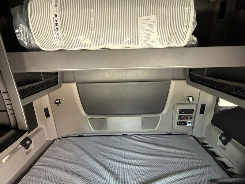 2021 International LT — bunk and storage