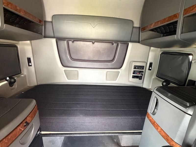 2021 International LT — full sleeper